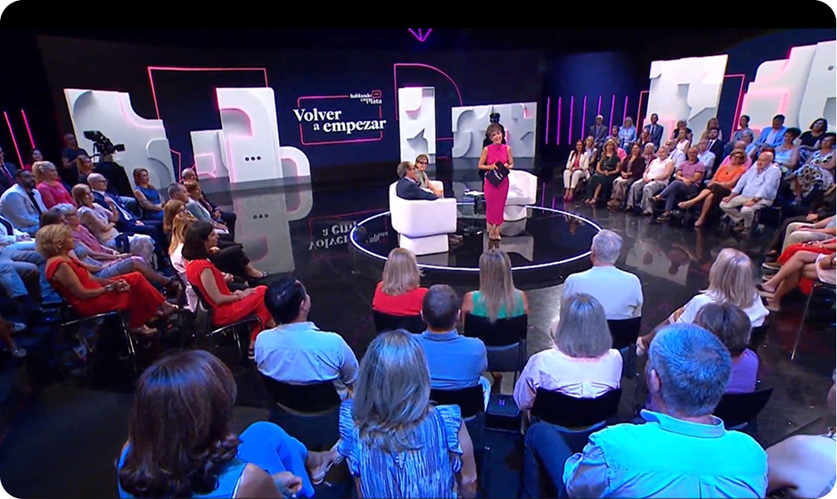 Programa "Volver a empezar" presentado por Sonsoles Ónega, rodeada del público.